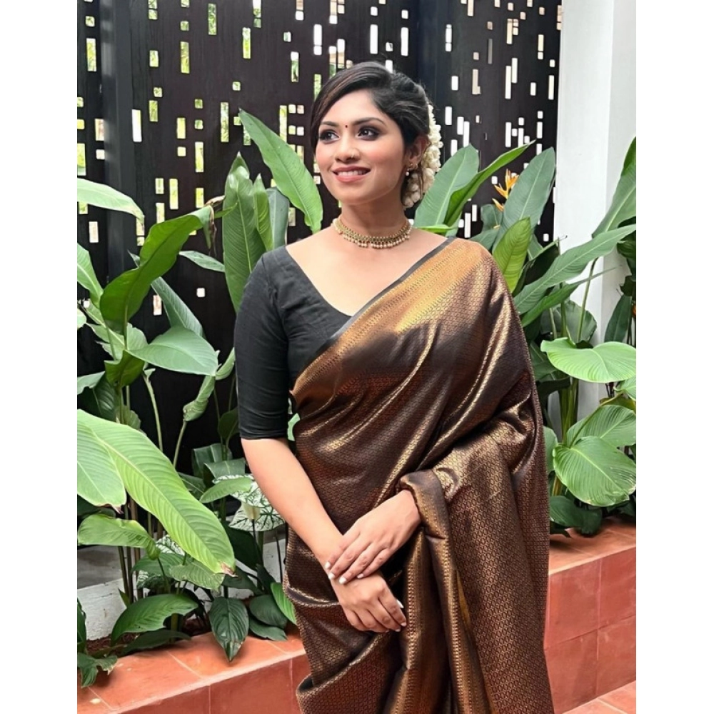 generic women's litchi silk printed saree with unstitched blouse (gold) generic women's litchi silk printed saree with unstitched blouse (gold)